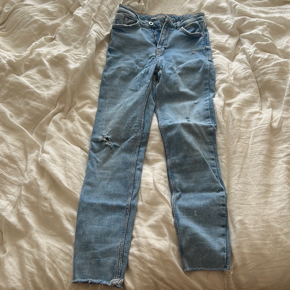 High waisted and form fitting Jean size 4